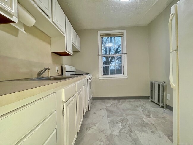 Building Photo - 31 Garden Dr