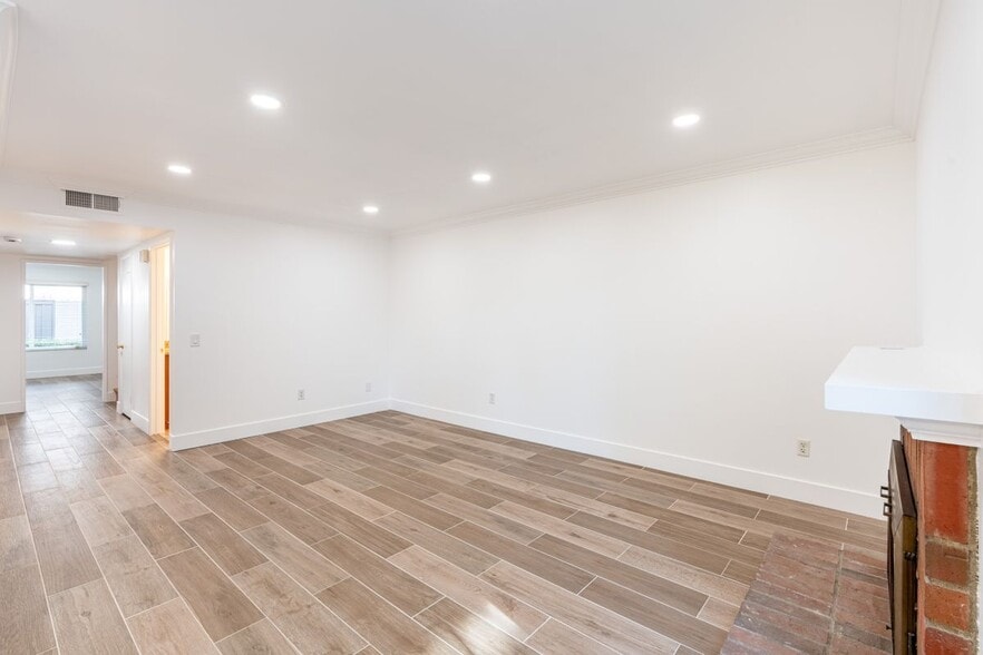 Building Photo - 1119 Carmel Cir
