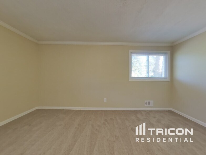 Building Photo - 5102 Lakewood Dr