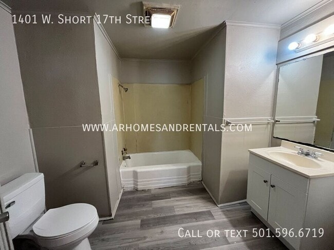 Building Photo - 1401 W Short 17th St