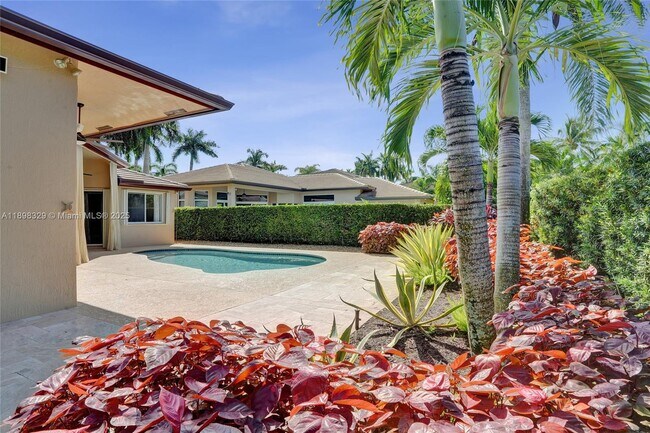 Building Photo - 2553 Jardin Manor