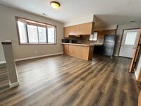Building Photo - Rent Special - Spacious End Unit 2 Bed/1 Bath Townhome!