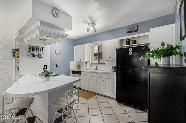 Building Photo - 6824 E 2nd St