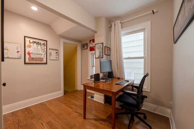 Building Photo - 2156 W Cuyler Ave