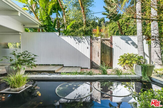 Building Photo - 1644 Marmont Ave