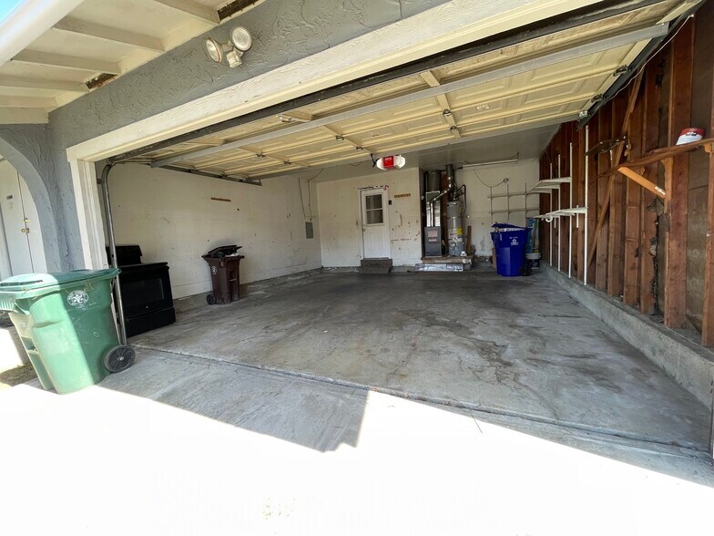 2 car garage - 1271 Parkway Dr