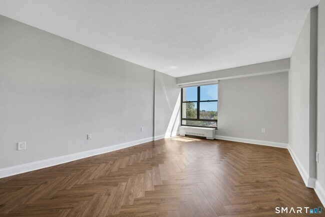 Building Photo - 44 Strawberry Hill Ave