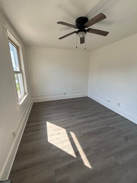 Building Photo - 702 Airbrake Ave