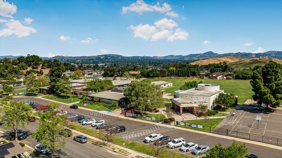 Building Photo - 327 Bethany St