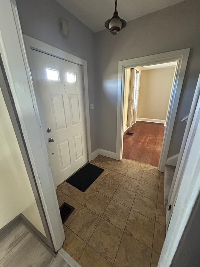 Building Photo - 1284 S Bay Rd