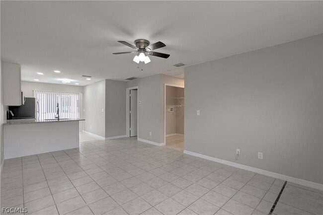 Building Photo - 427 NE Pine Island Ln