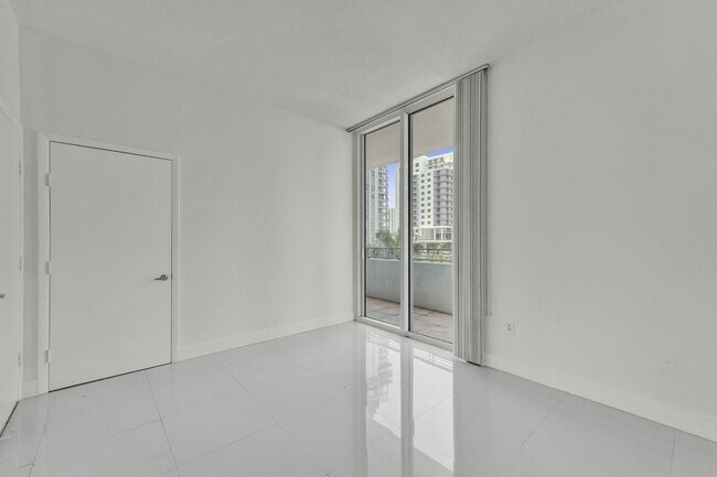 Building Photo - 1 bedroom and 1 bath condo located east side of Biscayne Blvd Miami Florida