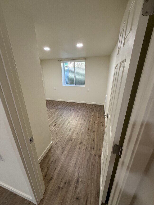 Building Photo - 1535 N 18th Dr