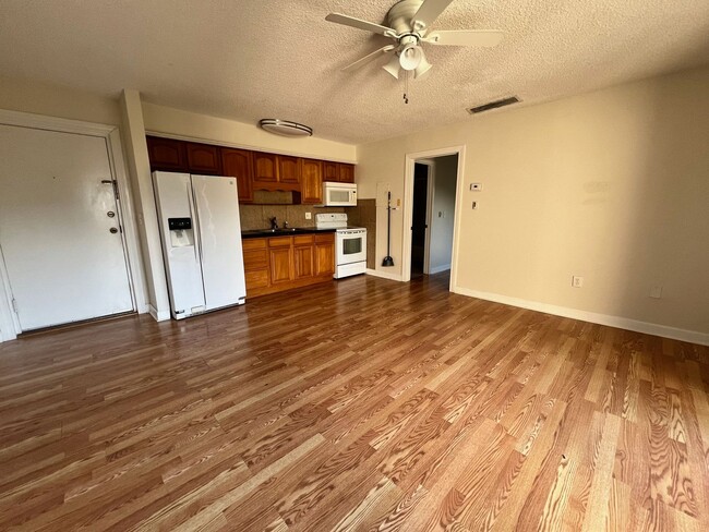 Building Photo - 1 bed 1 bath condo close to downtown Sarasota