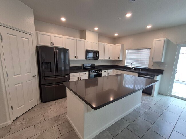 Building Photo - Come home to this Beautiful Newer 3 Bedroom 2.5 bath home