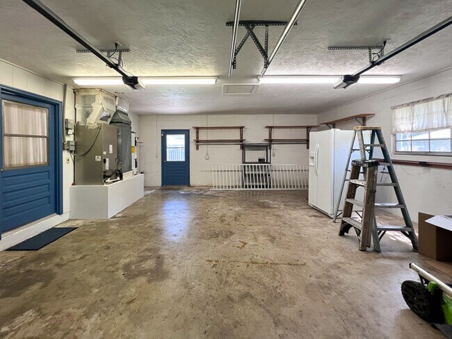 Building Photo - 3BR/2BA Pet Friendly Pool Home in McIntosh...