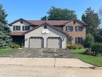 Building Photo - Perfect Townhome with Garage. PETS WELCOME