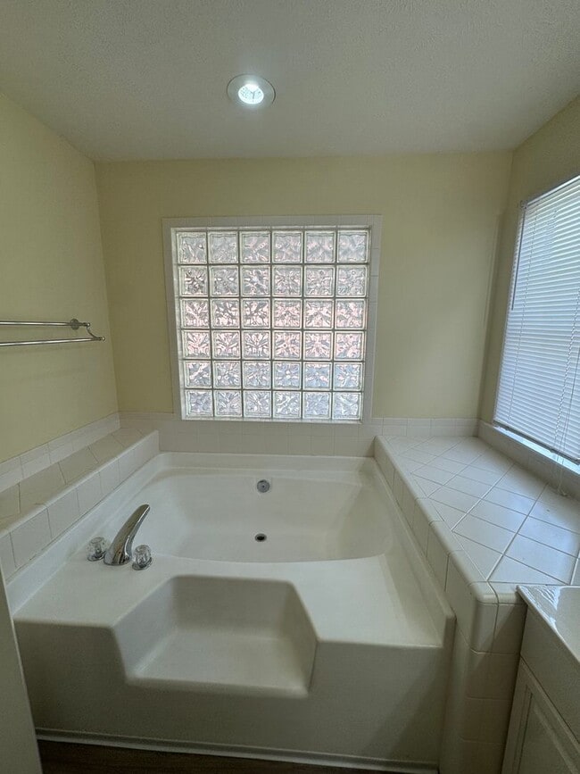 Building Photo - End of Cul-de-sac home