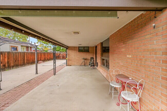 Building Photo - $3,195.00 - 3 Bedrooms, 2 Bathrooms Single...