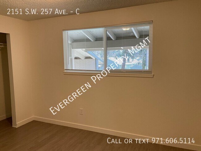 Building Photo - Freshly Renovated 2 BD x 1 BTH | Amazing D...