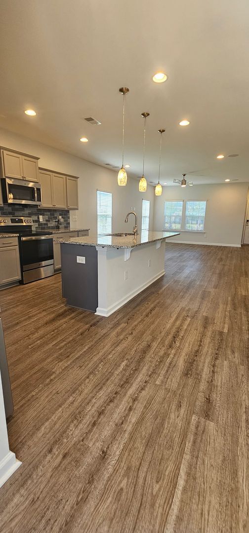 Building Photo - Live where charm meets convenience-Glenmoo...