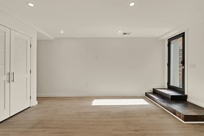 Building Photo - Bright and Spacious Terrace Level 2br in Mt. Pleasant!