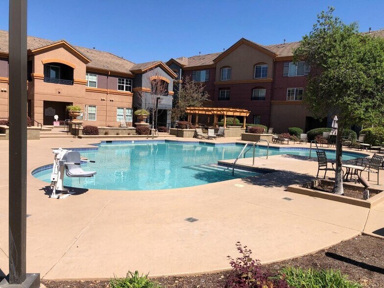 Pool - 2001 Club Center Dr