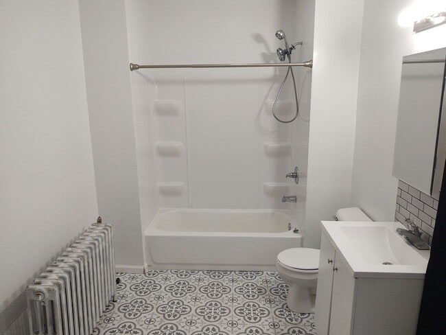 Building Photo - Very Large 4 Bedroom 2 Bath House