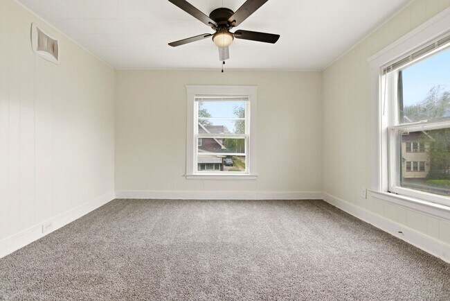 Building Photo - 689 Midland Ave
