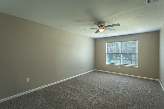 Building Photo - House In Crawfordville for Rent