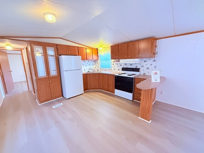 Building Photo - Single Wide Home 5 minutes to Wrightsville Beach and UNCW 2 bedroom with deck