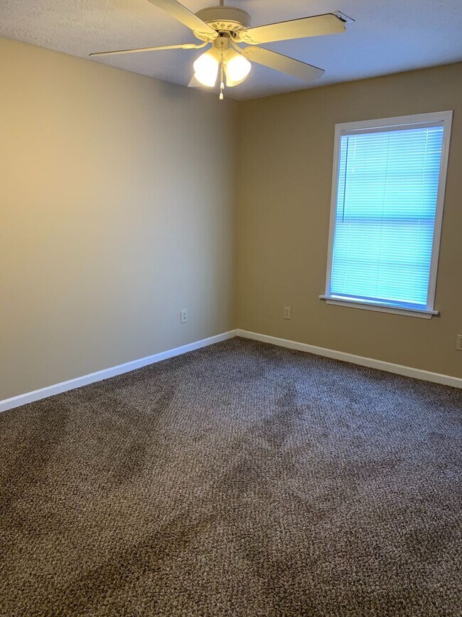 Building Photo - 677-679