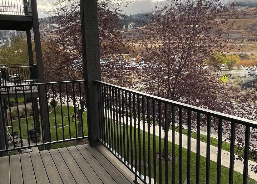 Building Photo - 1364 W Stillwater Dr