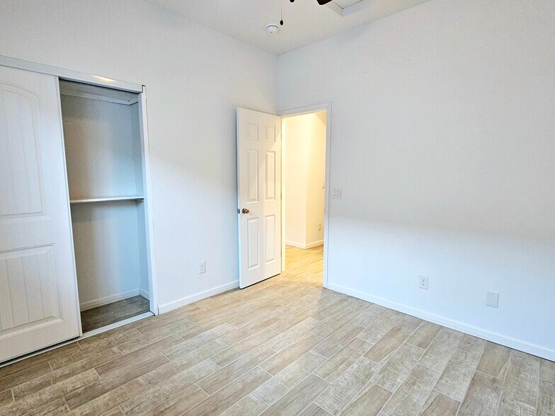 Building Photo - 1112 E 4th St