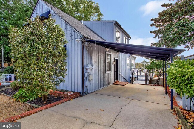 Building Photo - 125 Island View Dr