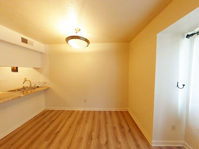Building Photo - 1 Bedroom, 1 Bathroom Condo Rental in Hamp...