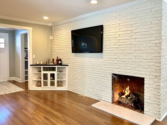 Building Photo - Crafstman-style 4 Bedroom renovated home for lease in Selwyn Park/Madison Park area of Charlotte ...