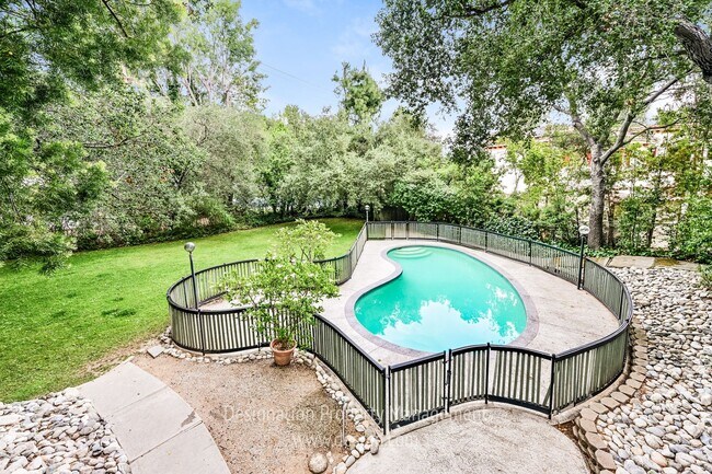 Building Photo - 3 BR 2 BA La Canada Flintridge 3 car garage
