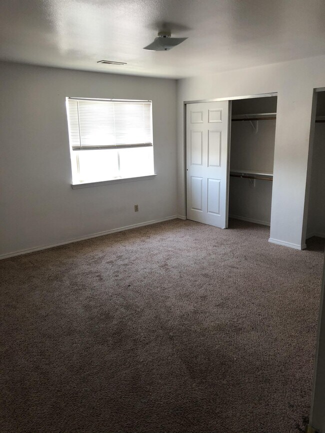 Building Photo - 207 E Center St