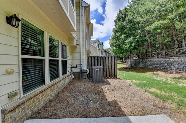 Building Photo - 2152 Greencrest Cir