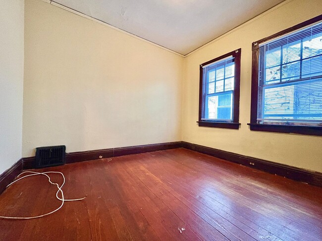 Building Photo - 1212 E Donald St