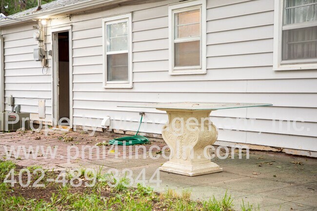 Building Photo - 2 Bedroom and 1 Bathroom Home Available For Rent!
