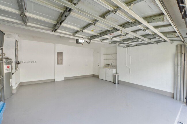 Building Photo - 4013 Pine Ridge Ln