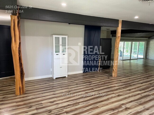 Building Photo - Charming 3/2 bedroom home ready for you to...