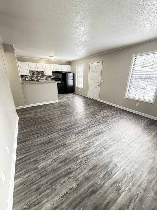 Building Photo - Oxford-2 Bedrooms