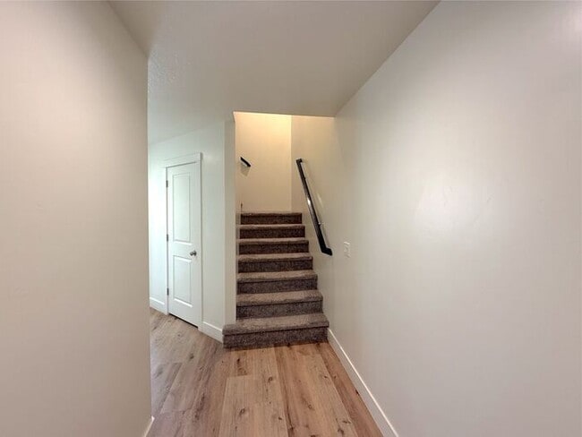 Building Photo - 4 Bed, 2.5 Bath Home with 2 Car Garage