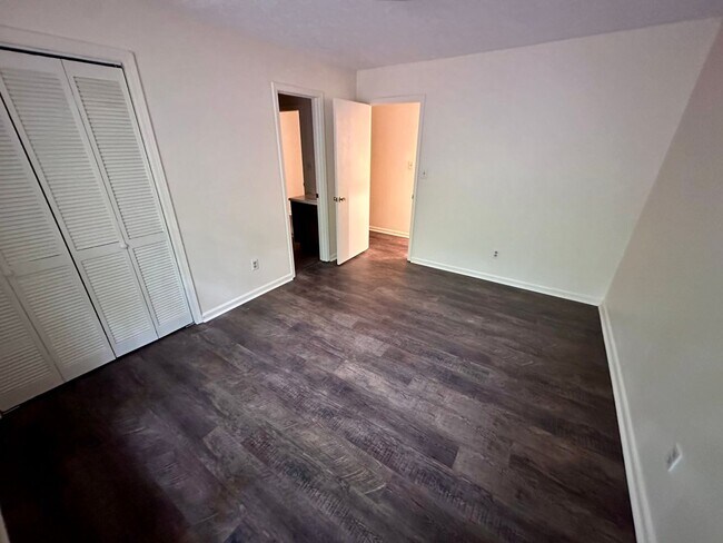 Building Photo - 505 Chateau Dr SE