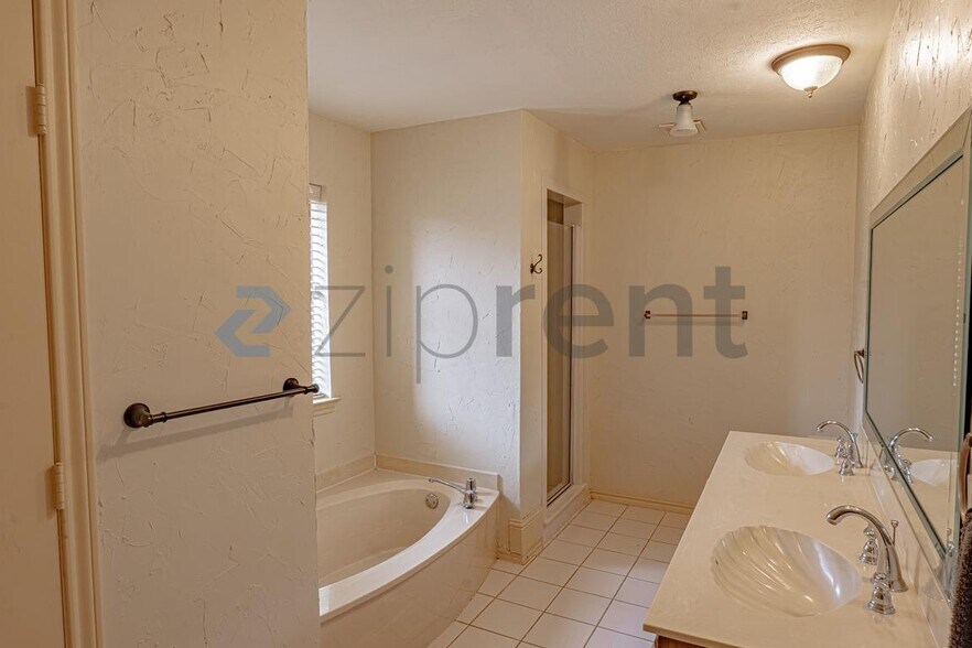 Building Photo - 10 Cypress Ct