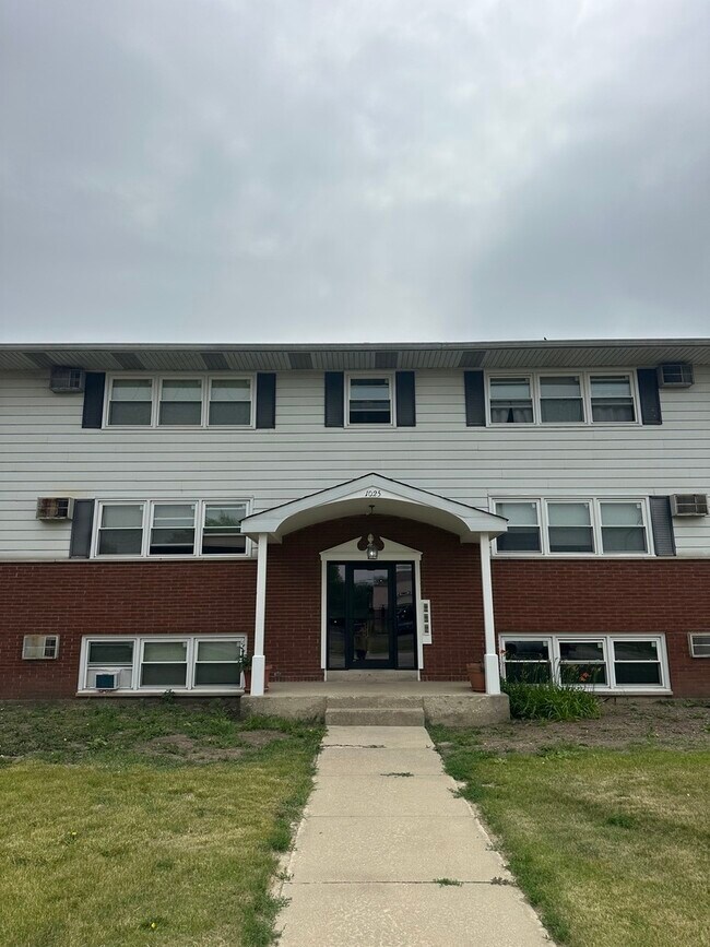Primary Photo - 1025 N Farnsworth Ave