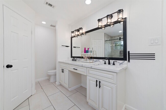 Building Photo - 16026 Autumn Falls Ln